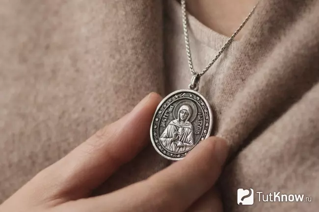 Нательная икона Матроны Московской — духовный символ веры и внутренней поддержки