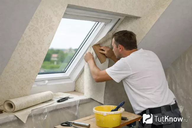 Оклейка откосов окна обоями при ремонте