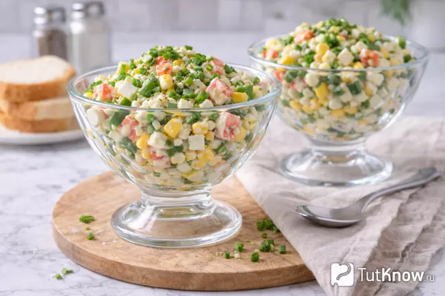 Порционная подача салата с крабовыми палочками