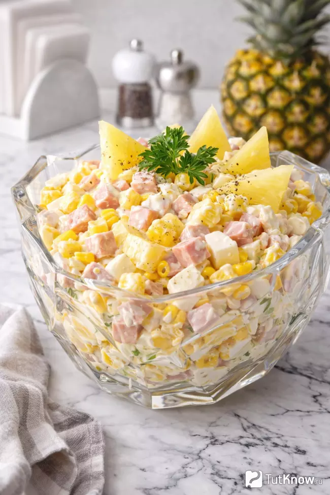 Быстрый салат с ананасом, яйцами, кукурузой и ветчиной