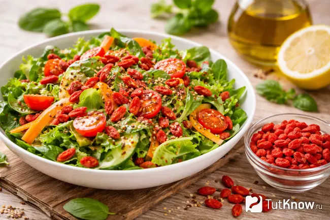 Свежий овощной салат с ягодами годжи для похудения