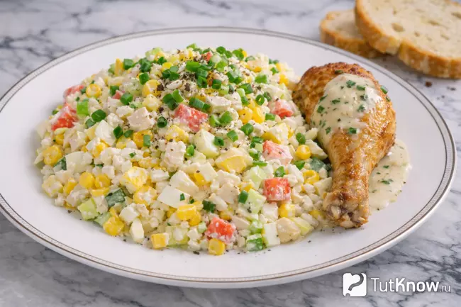 Салат с крабовыми палочками, рисом и кукурузой с куриной ножкой