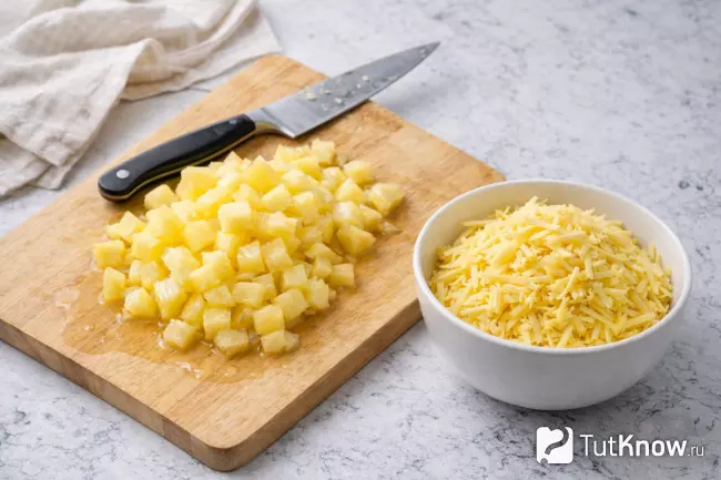 Шаг 2 - нарезанный кубиками ананас и натертый сыр