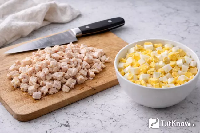 Шаг 3 - нарезанные кубиками курица и яйца