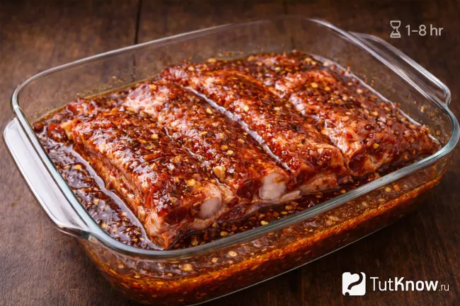 Свиные ребрышки в маринаде в стеклянной форме