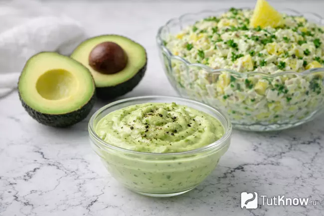 Заправка из авокадо для салата с курицей и ананасом