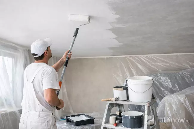 Покраска потолка валиком в жилой комнате
