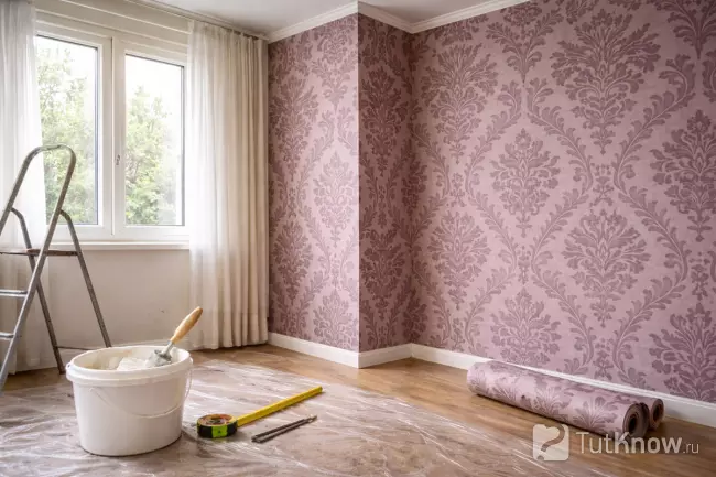 Начало поклейки обоев от окна в комнате