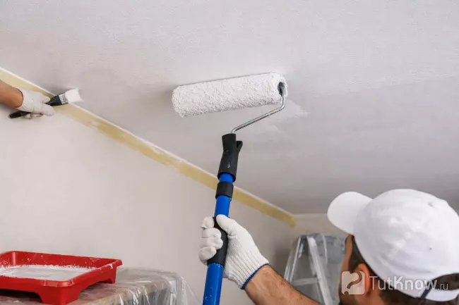 Покраска потолка водоэмульсионной краской валиком с удлинителем