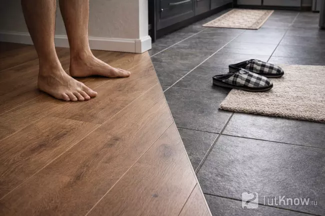 Сравнение ощущений керамогранита и ламината при ходьбе