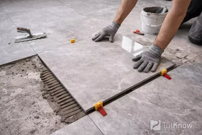 Выравнивание новой плитки при замене керамогранита