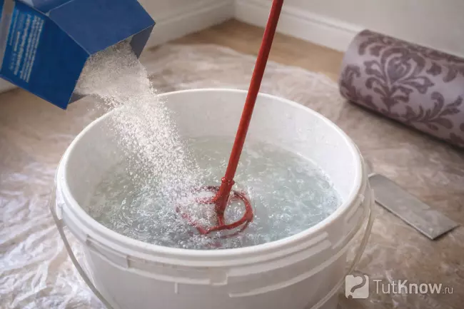 Замешивание клея для обоев в ведре