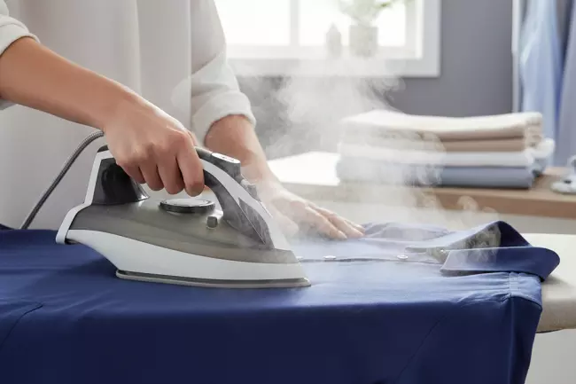 Преимущества парового утюга при глажке