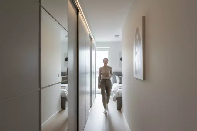 Плюсы и минусы шкафов-купе и распашных