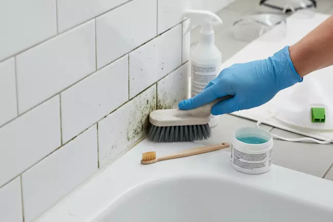 Удаление плесени в швах и углах ванной