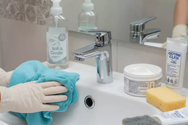 Уход за сантехникой без царапин и потускнения