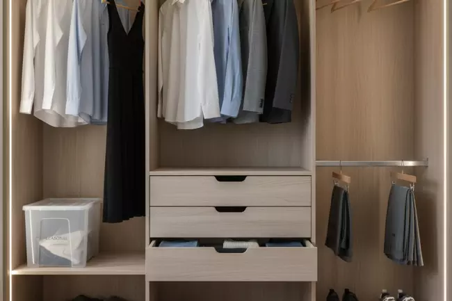 Удобное внутреннее наполнение шкафа: штанги, полки, ящики