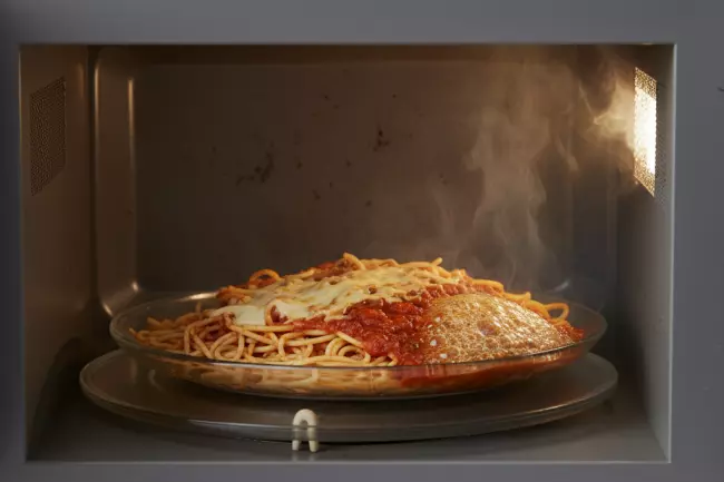 Неравномерный нагрев в микроволновке и поддон