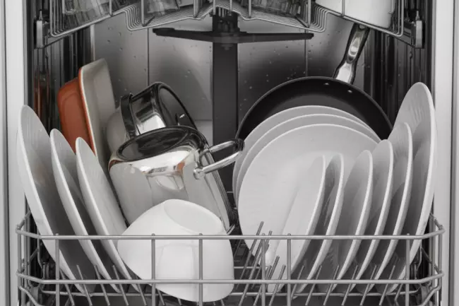 Загрузка нижней корзины посудомойки: тарелки и кастрюли