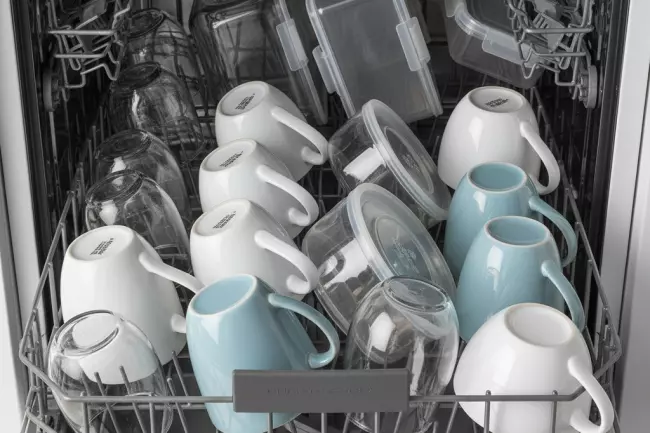 Верхняя корзина посудомойки: чашки, стекло, пластик