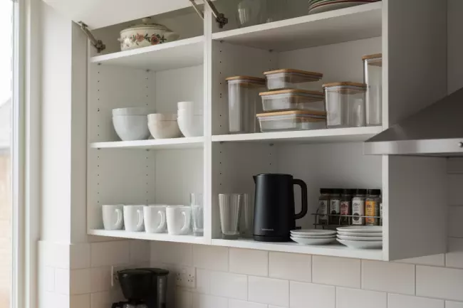 Планирование хранения в верхних кухонных шкафах