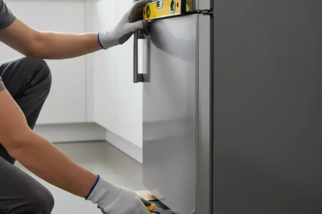 Ровная установка холодильника и регулировка ножек