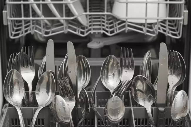 Правильная укладка столовых приборов в посудомойке