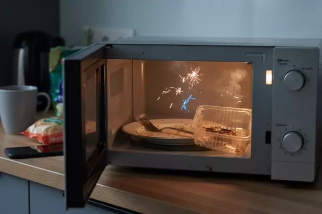 Безопасный ежедневный разогрев в микроволновке: ошибки и риски