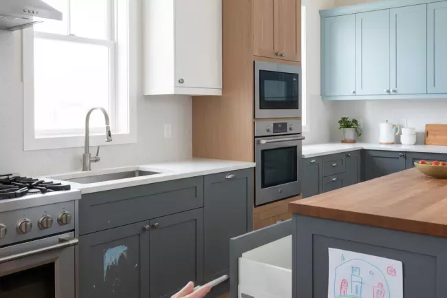 Практичные материалы фасадов кухни под нагрузку