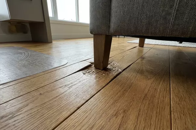 Деформация паркета под мебелью: признаки и причины