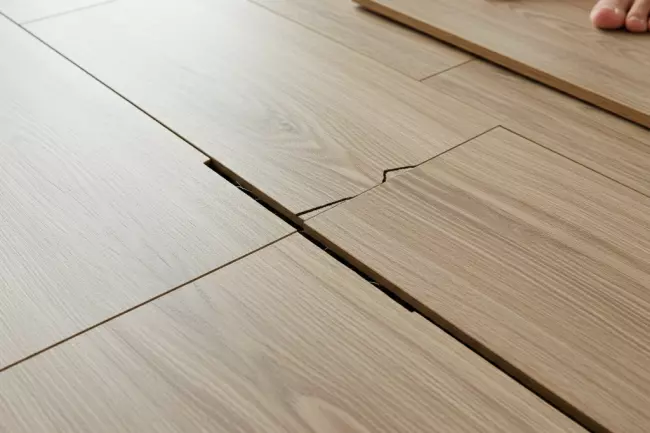 Расхождение швов ламината: причины и признаки