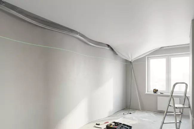 Решения для натяжного потолка при неровных стенах