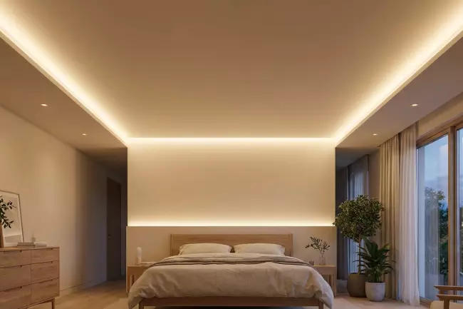 Спокойный потолок спальни: освещение и оформление