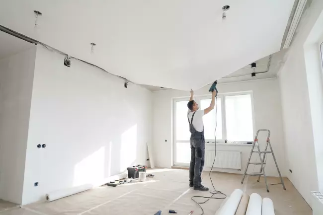 Монтаж потолка в новостройке перед финишем ремонта