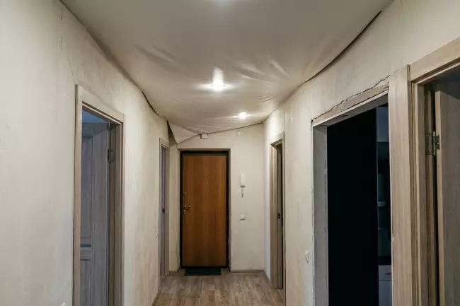 Ошибки монтажа натяжного потолка в коридоре