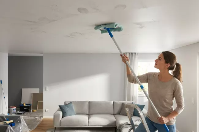 Правильный уход за натяжным потолком после ремонта