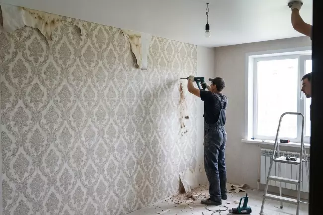 Порядок ремонта: обои и натяжной потолок