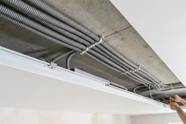 Безопасная прокладка кабелей под натяжным потолком