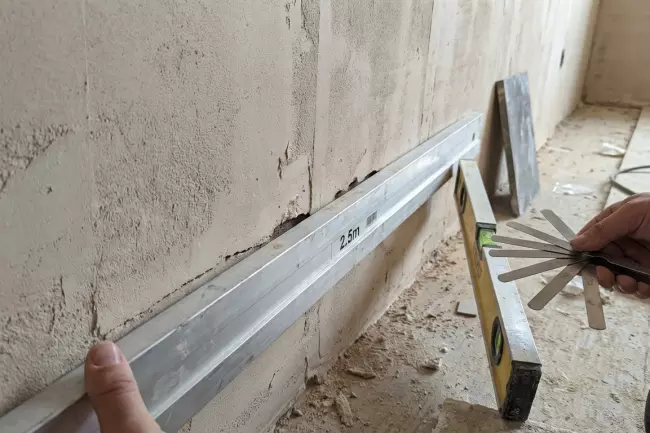 Инструменты для проверки кривизны стен