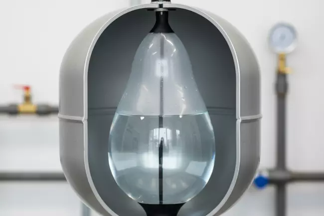 Устройство гидроаккумулятора с мембраной и давлением