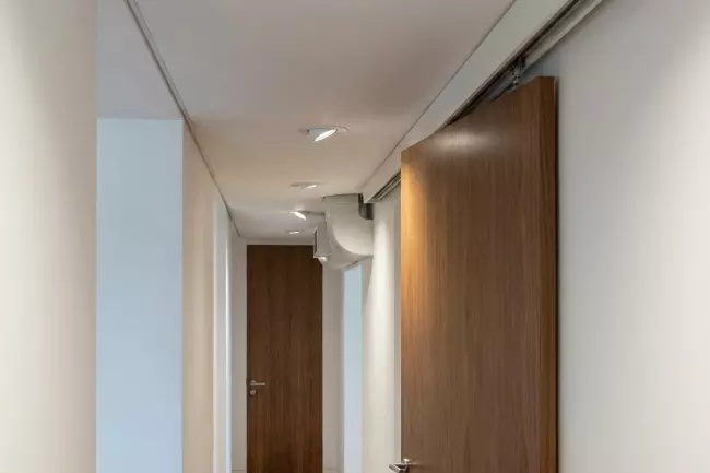 Ошибки выбора уровня натяжного потолка в коридоре