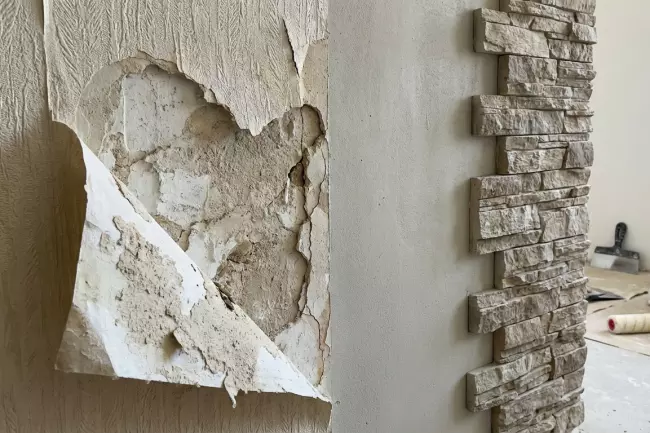 Подготовка стен под тяжёлые покрытия без ошибок