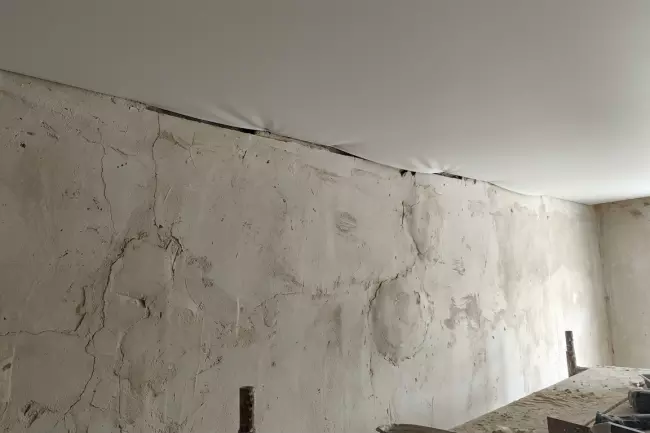 Решения для натяжного потолка при неровных стенах