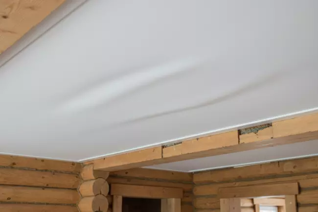 Натяжной потолок в деревянном доме усадка