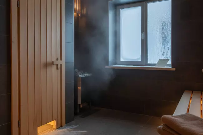 Теплопотери бани: двери, окна, щели