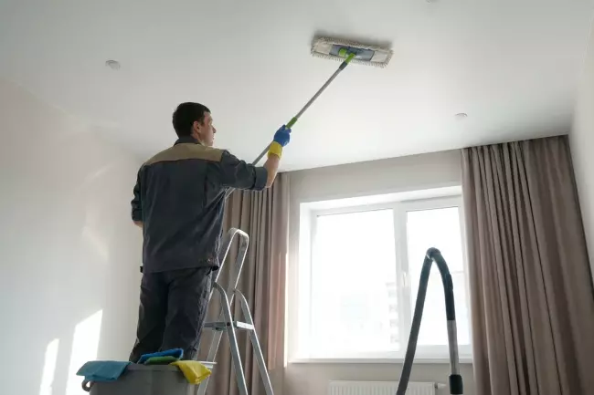 Очищение натяжного потолка от строительной пыли