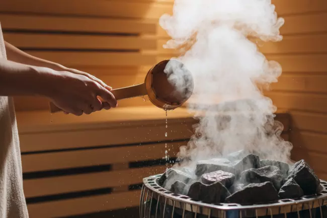 Повышение влажности в бане, правильная поддача