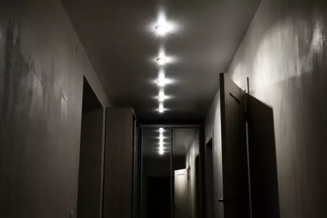 Ошибки освещения натяжного потолка в коридоре