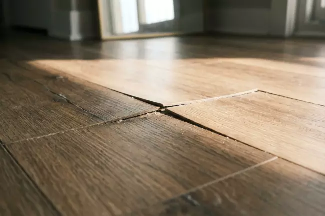 Ослабление замковых соединений ламината при сухом воздухе