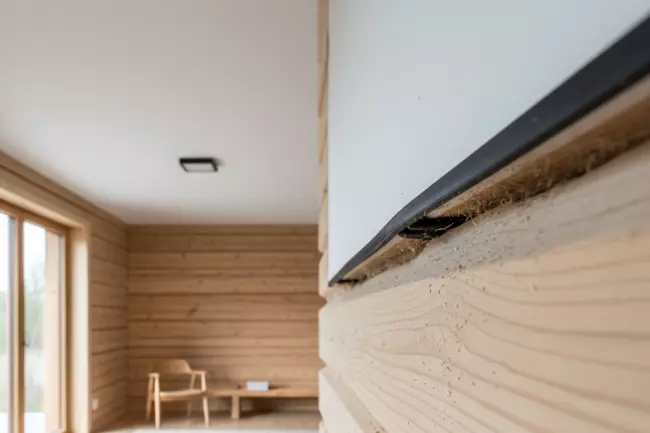 Монтаж натяжного потолка в деревянном доме